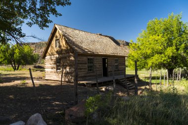 Eski ahır ve ağıl