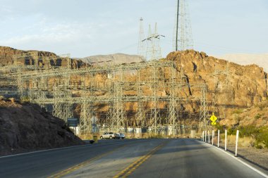 elektrik hatları, kayalar ve Otoban yol 