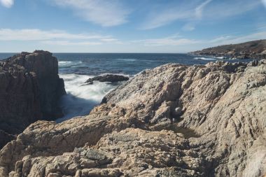 güzel bir kayalık plaj