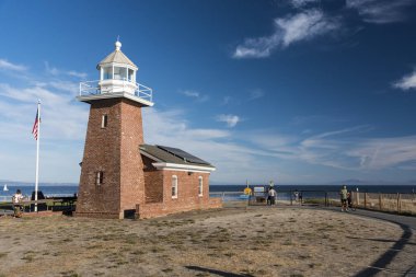 Deniz feneri kule mavi bulutlu gökyüzü altında