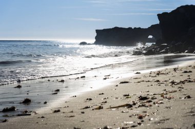 Gün batımı sırasında güzel kumlu plaj 
