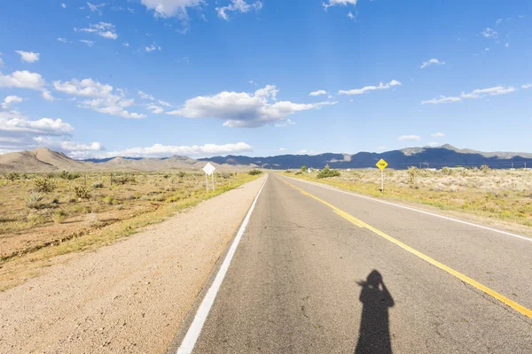 Empty road in desert — Stock Photo, Image