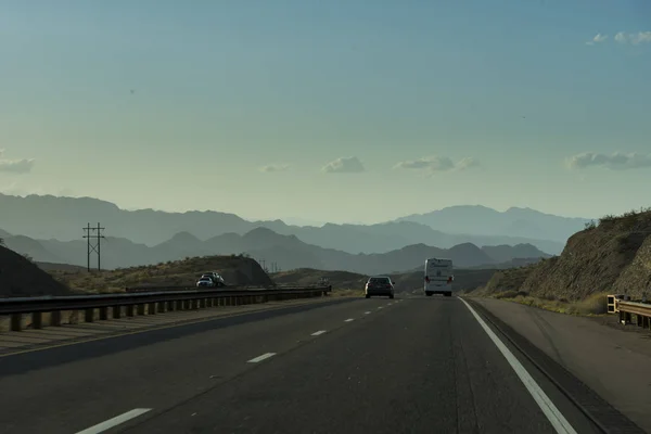 Auto su strada con le montagne — Foto Stock