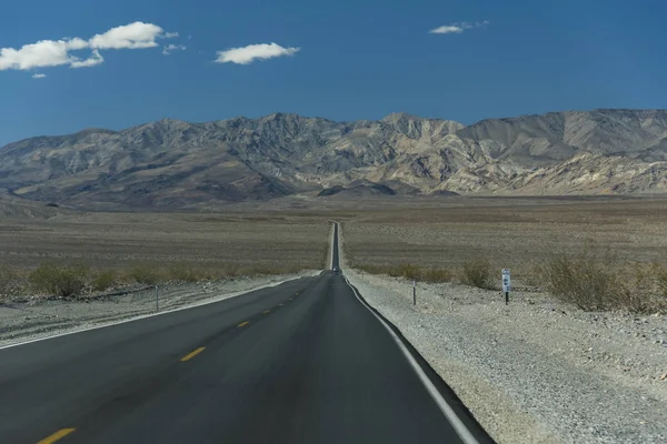 Empty Road Desert Majestic Mountains Background — Stock Photo, Image
