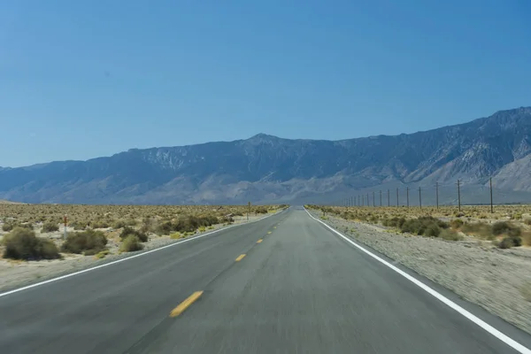 沙漠中的空旷道路 — 图库照片