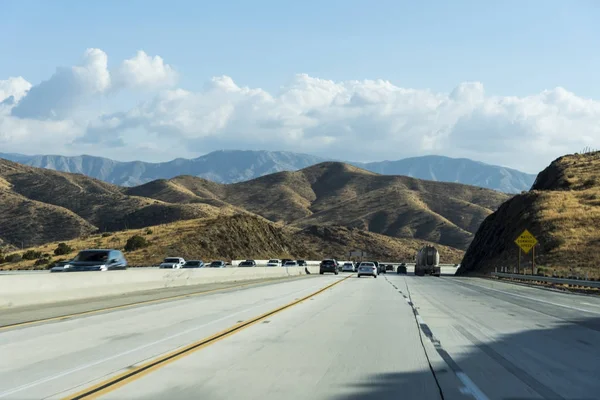 Autos Fahren Auf Der Autobahn Entlang Erstaunlicher Berge — Stockfoto
