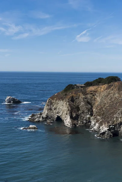 Rocky cliffs and calm Pacific Ocean — Stock Photo, Image