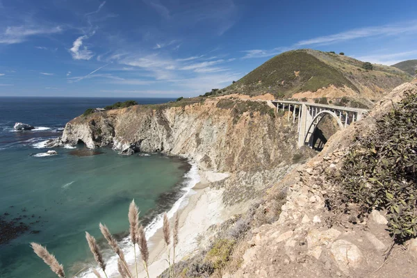 Stora bron nära havsstranden — Stockfoto