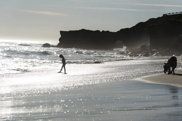 Silhueta Criança Andando Praia Areia Durante Pôr Sol — Fotografia de Stock