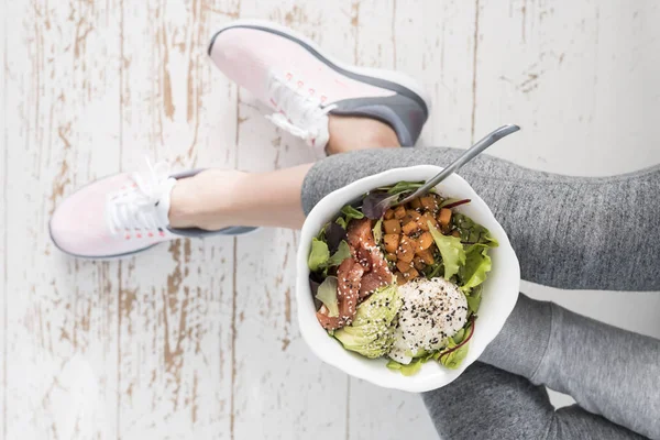 Kvinna anläggning skål med frukost — Stockfoto