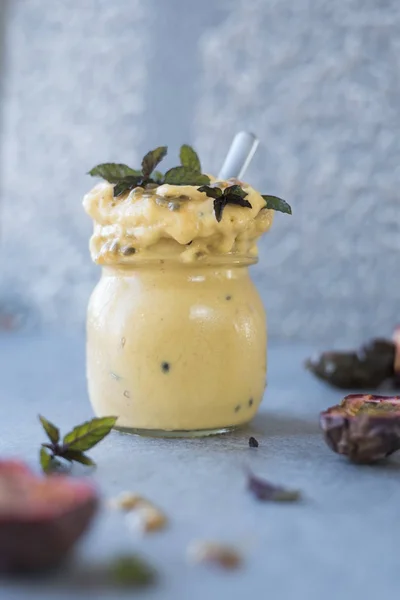 Batido de proteínas en frasco de vidrio — Foto de Stock