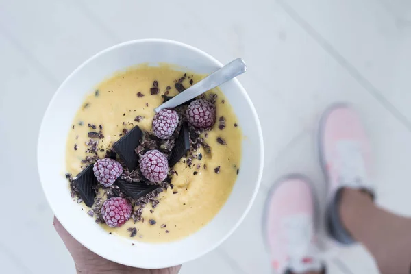 Kobieta trzyma białka smoothie — Zdjęcie stockowe