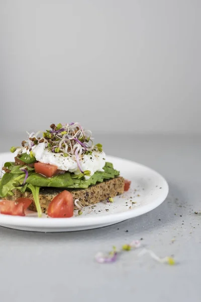 Gepocheerd ei op toast — Stockfoto