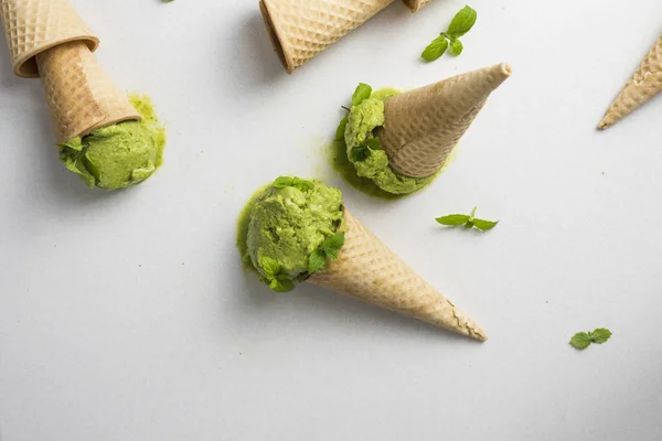 Зеленое мороженое в шишках — стоковое фото