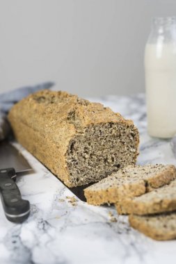 Paleo ekmek ile badem yemek