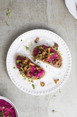 Pancar Humus ile lezzetli yabani mantar sandviç