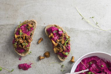 Pancar Humus ile lezzetli yabani mantar sandviç