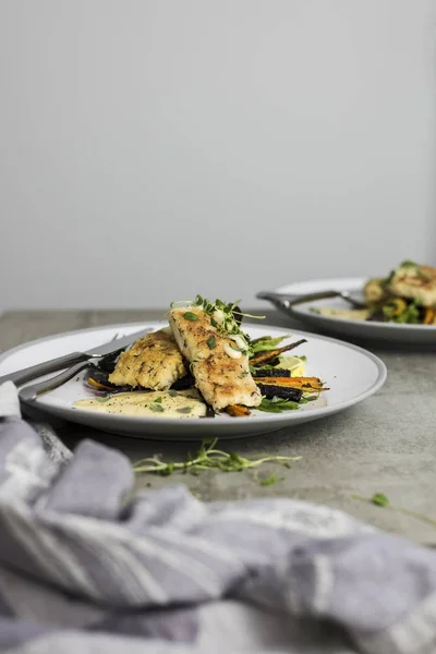 Poisson émietté avec sauce hollandaise — Photo