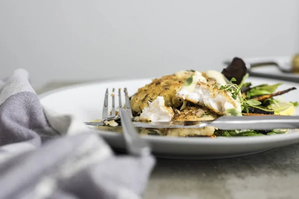 Hollandaise soslu balık batırdın — Stok fotoğraf