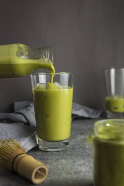Yeşil matcha çay şişe Cam masaya dökülen