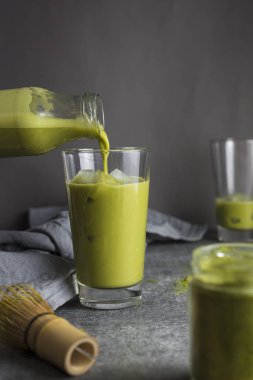cam masa üzerinde yeşil matcha çay dökme