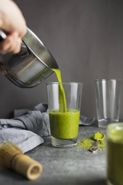 Mujer Vertiendo Matcha Verde Vidrio —  Fotos de Stock