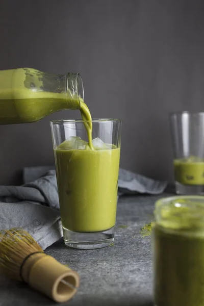 Hälla Grönt Matcha Från Flaska Glas Bordet — Stockfoto