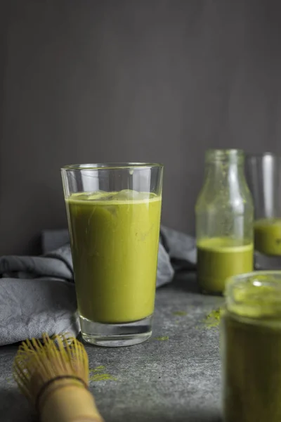 Délicieux Thé Matcha Verre Sur Table — Photo