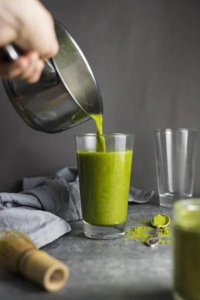 Femme Versant Thé Matcha Vert Dans Verre — Photo