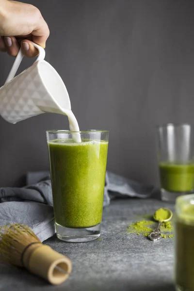 Verser Lait Dans Thé Matcha Vert — Photo