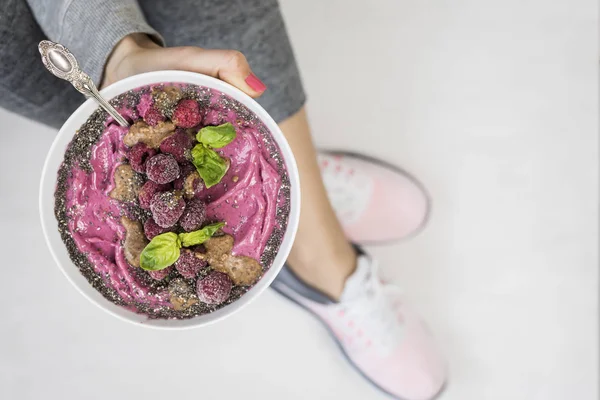 Frau mit Smoothie-Schüssel Stockbild