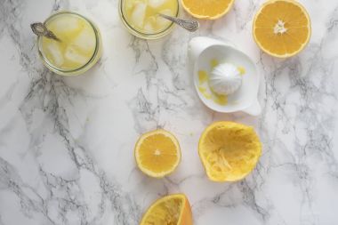 Taze sıkılmış portakal suyu.  