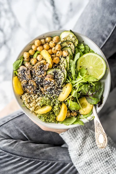 Kvinna anläggning vegan buddha skål — Stockfoto