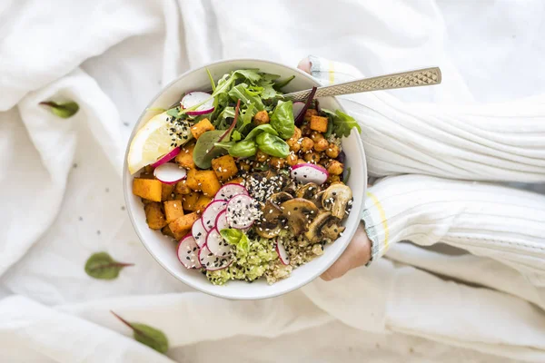 Frau mit veganer Buddha-Schale Stockbild