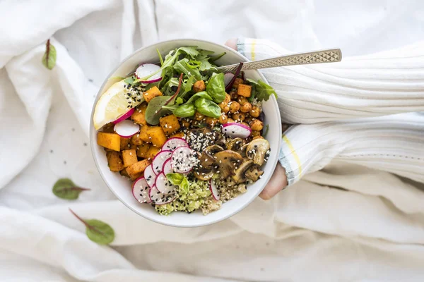 Frau mit veganer Buddha-Schale Stockbild