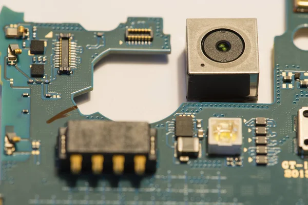 Akıllı telefon kamera ve onun elektronik devreler — Stok fotoğraf