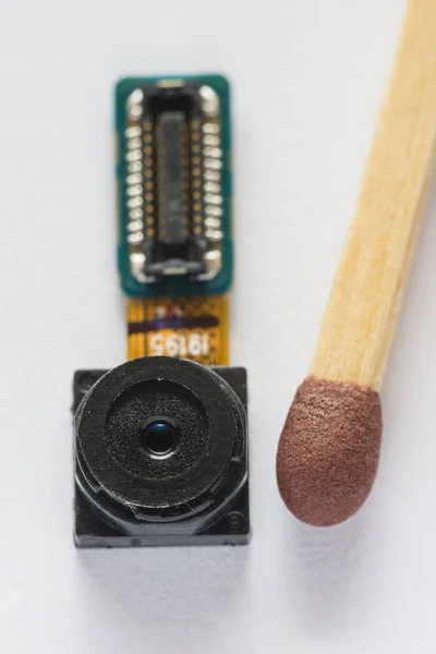 Смартфонна камера та її електронні схеми — стокове фото