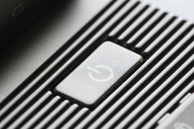 Bilgisayarı açıp kapama düğmesi 