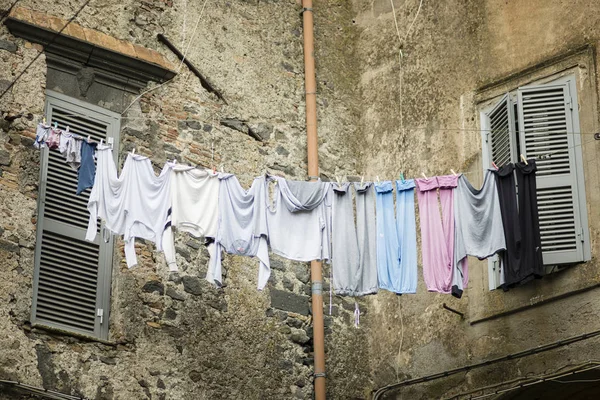 Tradicional manera italiana de secar la ropa — Foto de Stock