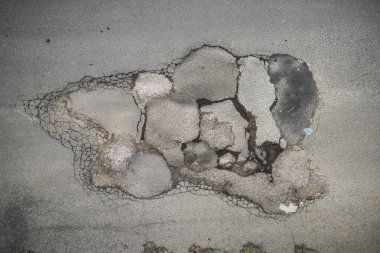 Kırık ve kırık asfalt kaplama 