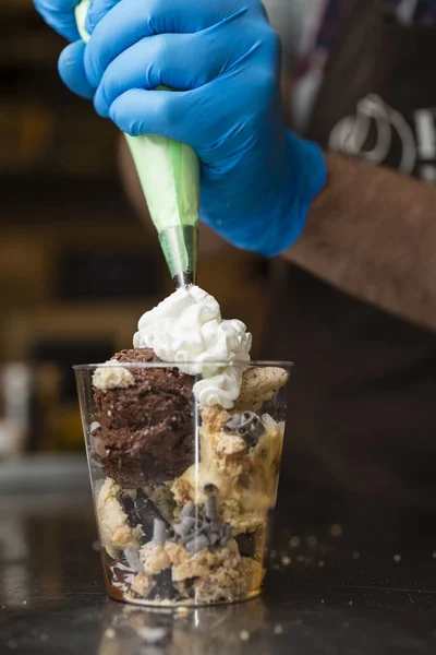 イタリアのアイスクリーム職人準備 — ストック写真