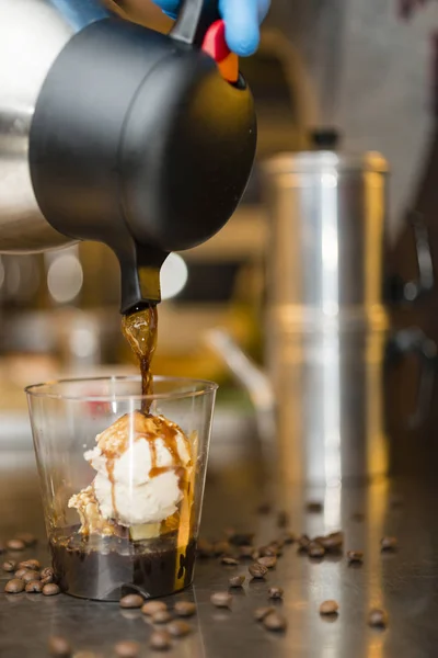 Gelato italiano preparazione artigianale — Foto Stock