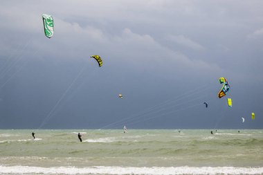 Uçurtma sörfü Akdeniz üzerinde 