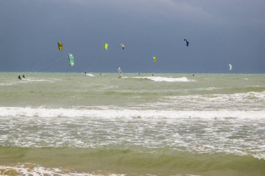 Uçurtma sörfü Akdeniz üzerinde 