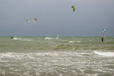 Uçurtma sörfü Akdeniz üzerinde 