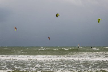 Uçurtma sörfü Akdeniz üzerinde 