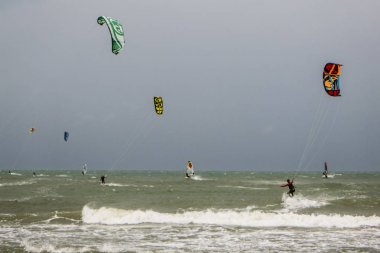 Uçurtma sörfü Akdeniz üzerinde 