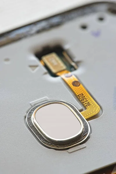 Açıkta Kalmış Elektronik Kablolarla Akıllı Telefondaki Parmak Izi Tarayıcısının Makro — Stok fotoğraf