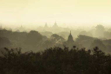 Sunrise olay yerinde pagoda Antik şehir alanını Bagan Myanmar.