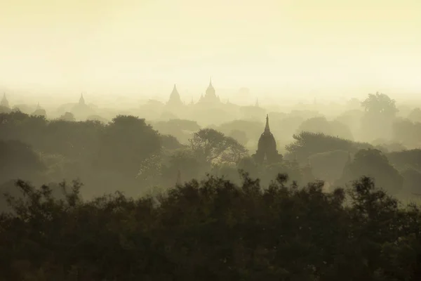 Východ slunce scéna na pole starověké město pagoda Bagan, Myanmar. — Stock fotografie